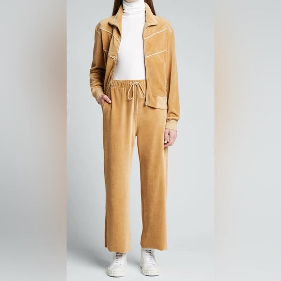 Nili Lotan Pants - NWOT NILI LOTAN
Daphne Velour Wide-Leg Sweatpants in camel color